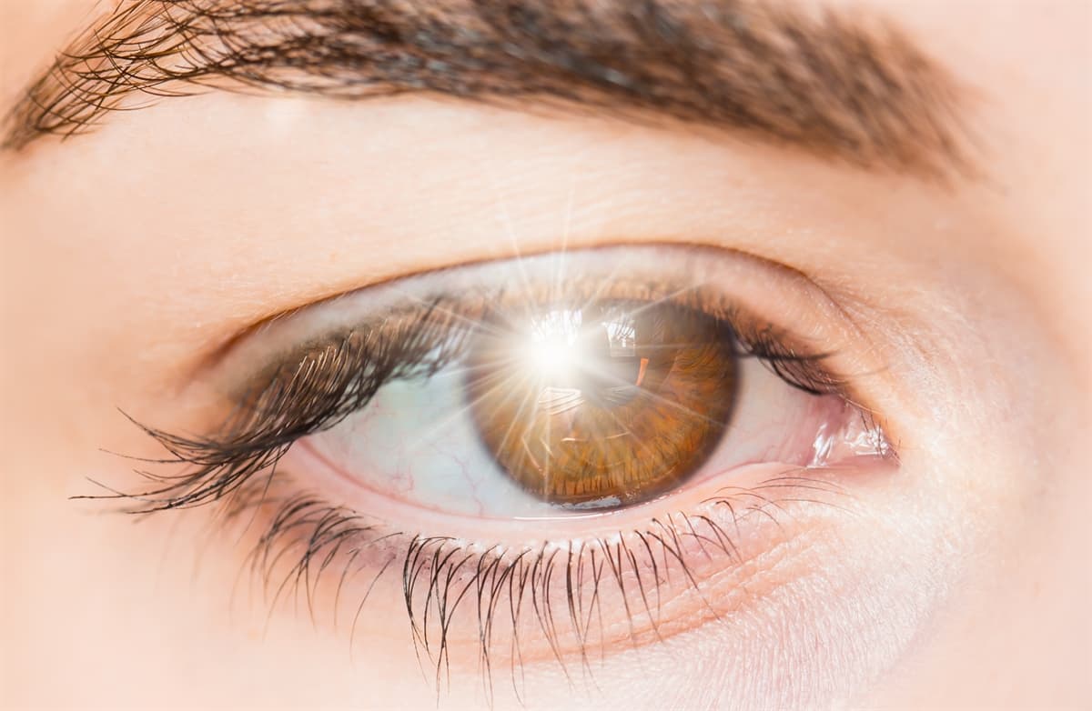 What Are the Causes of Light Flashing in the Eye?